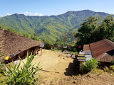 Dřevené domy vesnice kmene Mon, Longwa (Indie, Dreamstime)