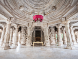 Interiér chrámu Ranakpur (Indie, Dreamstime)