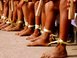 Nohy nágských dětí na festivalu Hornbill (Indie, Dreamstime)