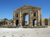 Ruiny Hadriánova oblouku, Džaraš (Jordánsko, Dreamstime)