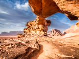 Přírodní skalní oblouk, Vádí Ram (Jordánsko, Dreamstime)