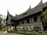 Tradiční batacký dům (Indonésie, Dreamstime)
