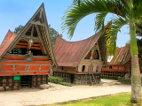 Tradiční batacký dům na ostrově Samosir, Sumatra (Indonésie, Dreamstime)