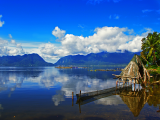 Rybářská vesnice, jezero Maninjau (Indonésie, Dreamstime)