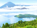 Jezero Toba se sopečnou scenérií v pozadí (Indonésie, Dreamstime)