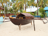 Replika tradiční papuánské loďky (Indonésie, Dreamstime)