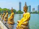 Zlaté sochy Buddhy chrámu Seema Malaka, Colombo (Srí Lanka,  Dreamstime)