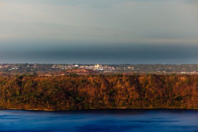 Výhled na Granadu přes jezero kráteru Laguna de Apoyo (Nikaragua, Shutterstock)