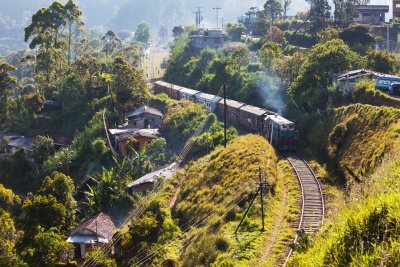 Vlak odjíždí z Haputale (Srí Lanka, Shutterstock)