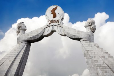 Dálnici z Pjongjangu do Kaesongu zastřešuje symbol pospolitosti Korejského poloostrova (KLDR, Dreamstime)