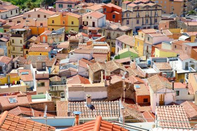 Italie, Sicilie, střechy městečka Bosa (Itálie, Dreamstime)