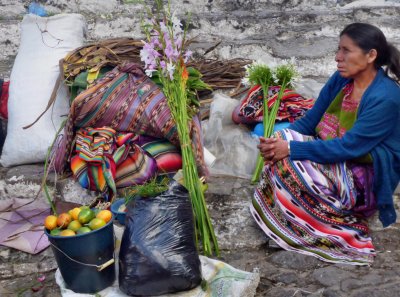 Květiny na trhu v Chichicastenengu (Guatemala)