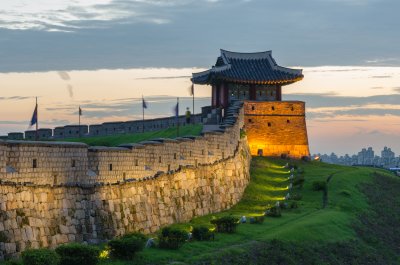 Západ slunce nad pevností Hwaseong (Jižní Korea, Dreamstime)