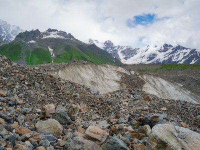 Ledovec na úpatí Šchary (Gruzie, Dreamstime)