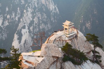 Kamenná pagoda na vrcholu Huashan (Čína, Dreamstime)